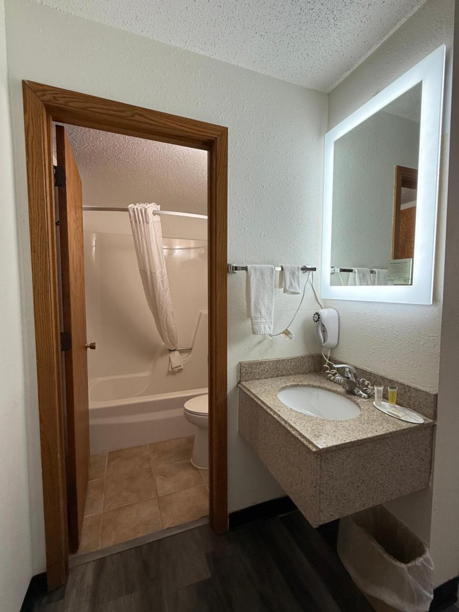موتيل West Fargo سوبر 8 باي ويندام ويست فارجو ماين أفينيو نورث إن دي المظهر الخارجي الصورة